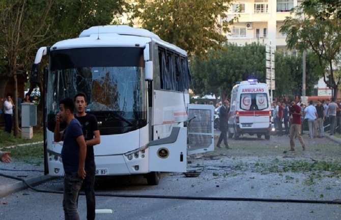 Najmanje 12 ranjenih u bombaškom napadu na policijsko vozilo