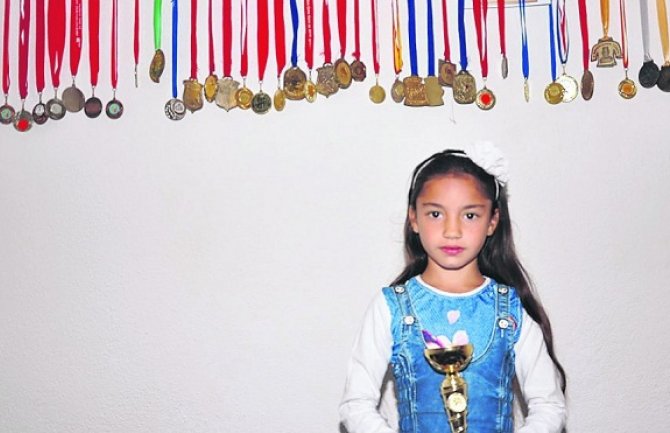 Osmogodišnja djevojčica iz Nikšića ima 50 medalja iz gimnastike i džudoa
