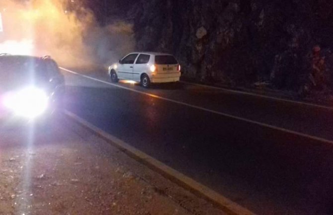 Kamenovo: Zapalio se automobil u vožnji (FOTO)