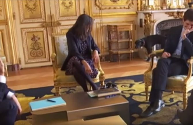 Neprijatna scena: Pas urinirao tokom sastanka kod predsjednika Francuske(VIDEO)