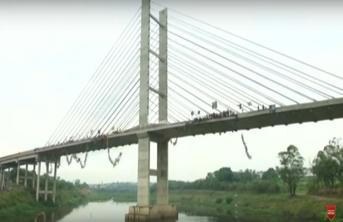 Pogledajte kako izgleda kada 245 ljudi istovremeno skoči s mosta (VIDEO)