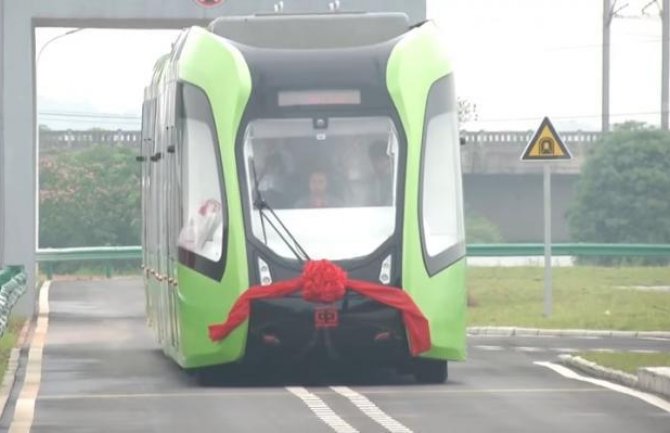Kinesko čudo: Ni tramvaj, ni bus (VIDEO)