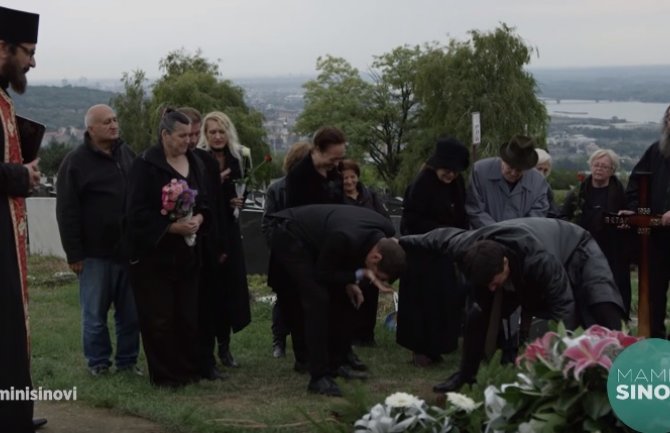 Smijeh na snimanju: Andrija Milošević upao u svježe iskopanu raku(VIDEO)