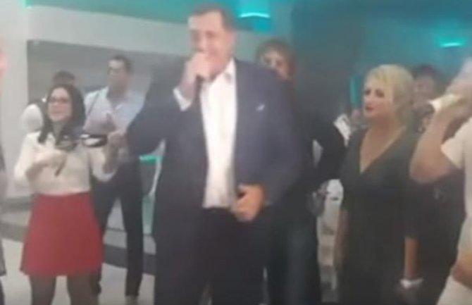 Ljubi me još dugo, dugo u izvođenju Milorada Dodika (VIDEO)