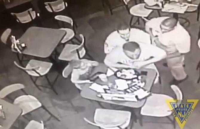 Policajac spasio gosta u restoranu od gušenja (Video)