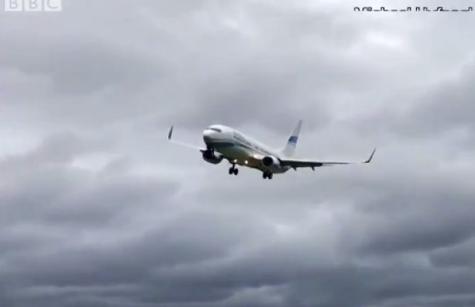 Oluja se poigravala sa putničkim avionom, zamalo pao (VIDEO)