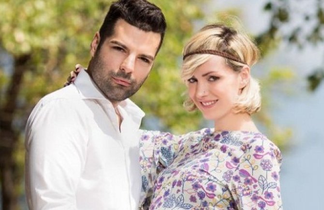 Crnogorska pjevačica rodila sina i dala mu ovo ime!