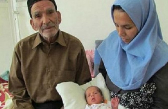 Neobičan par: Postao  otac u 83. godini, žena mu po godinama može biti unuka