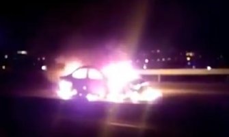 Zapaljeno auto iz Đukanovićeve pratnje, tri osobe povrijeđene (Video)