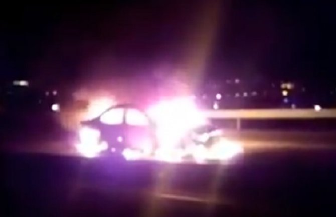 Zapaljeno auto iz Đukanovićeve pratnje, tri osobe povrijeđene (Video)