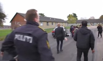 Danska: Žena se bacila na ministarkin automobil, vozač je pregazio ( Video)