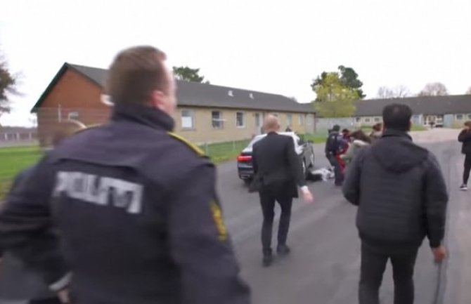 Danska: Žena se bacila na ministarkin automobil, vozač je pregazio ( Video)