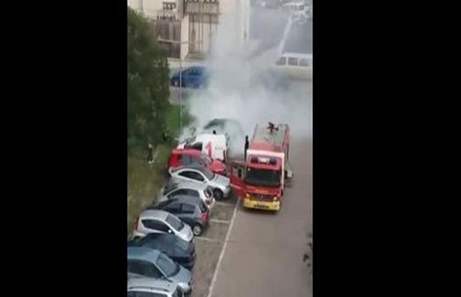 U požaru u Baru uništena dva automobila  (VIDEO)