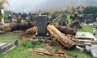 Bijelo Polje: Pao bor, polomio spomenike