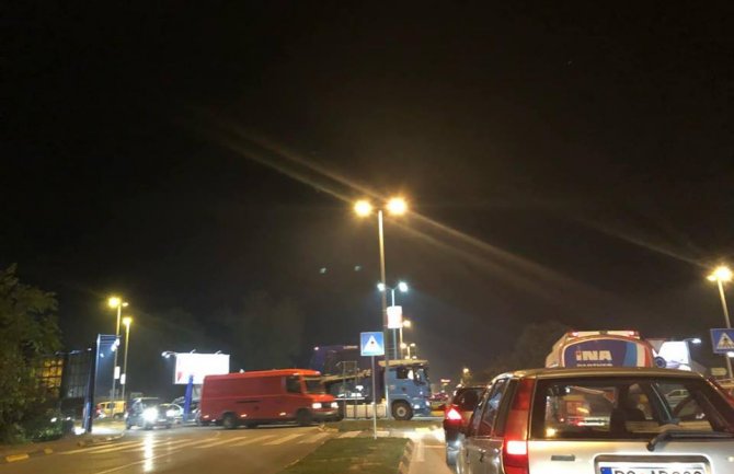 Podgorica: Udes na kružnom toku, sudarili se kamion i automobil