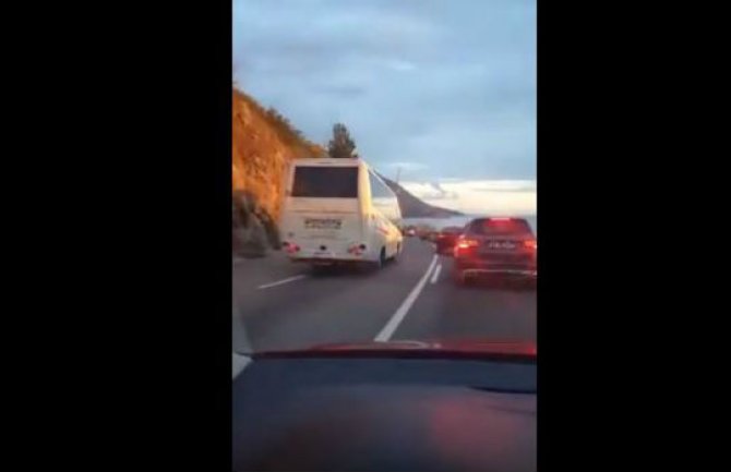 Identifikovan vozač autobusa koji je preticao kolonu vozila u Budvi (VIDEO)