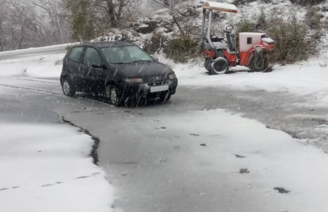 Snijeg pao u Hrvatskoj: Bura zaustavila trajekte, kamioni zapeli na autoputu(VIDEO)
