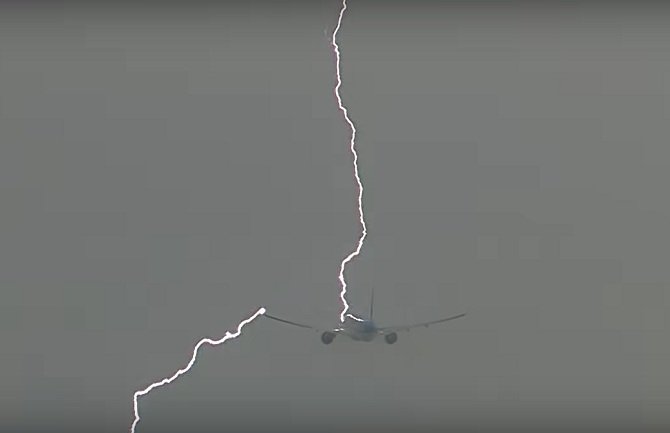 Putnički avion u trenutku polijetanja pogodila munja (VIDEO)