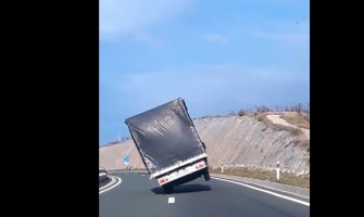 Hrvatska: Vjetar podigao kamion na dva točka (VIDEO)