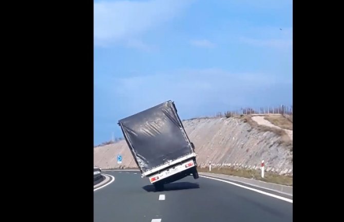 Hrvatska: Vjetar podigao kamion na dva točka (VIDEO)