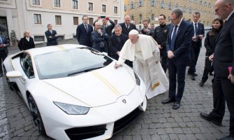 Papa dobio lambordžini na poklon: Osveštao ga, potpisao se i sad ga prodaje