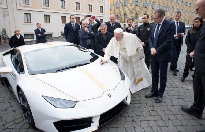 Papa dobio lambordžini na poklon: Osveštao ga, potpisao se i sad ga prodaje