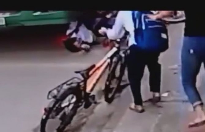 Imao sreće: Dječak pao s bicikla pod točkove kamiona (VIDEO)