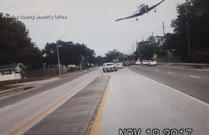 Florida: Avion pao na auto-put (VIDEO)