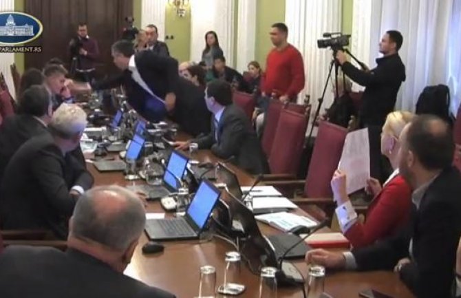 Incident u Skupštini Srbije: Gađanje mišem od laptopa (VIDEO)