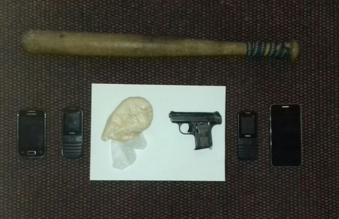 Herceg Novi: Pretresima pronađen pištolj, praškasta materija nalik na heroin i drugi predmeti 