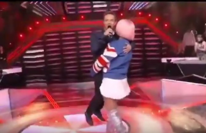 JK ponovo napravila šou u Zvezdama Granda: Pjevača podigla u naručje i vratila na scenu(VIDEO)