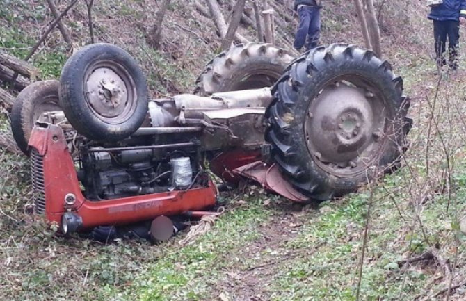Traktor se prevrnuo na čovjeka, zadobio teške povrede, ispalo mu oko