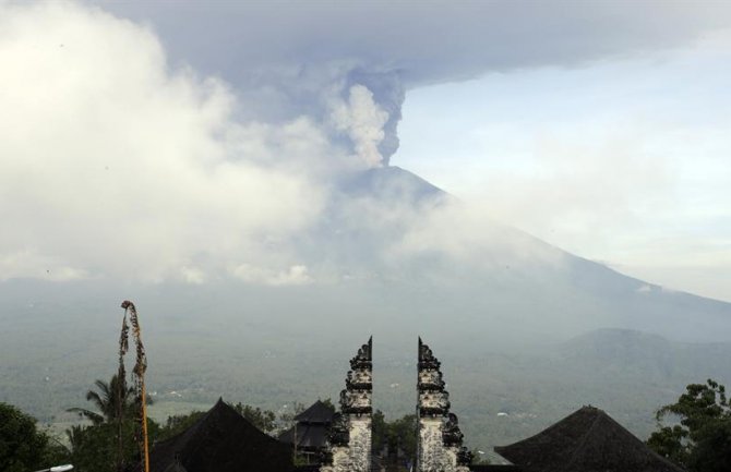 Indonezija: Evakuacija 100.000 ljudi zbog vulkana