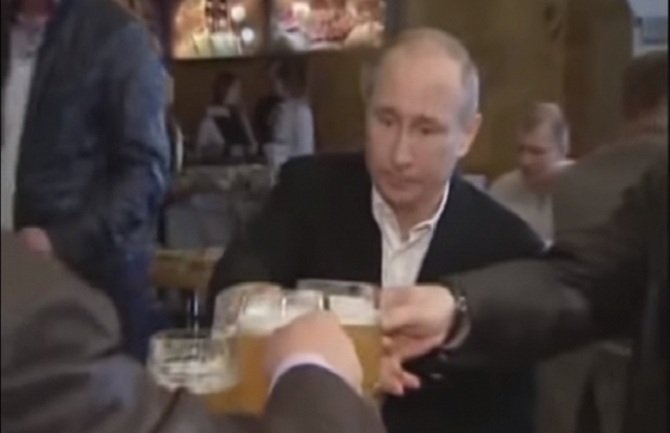 Evo kako to izgleda kad Putin izađe na piće sa prijateljima (VIDEO)
