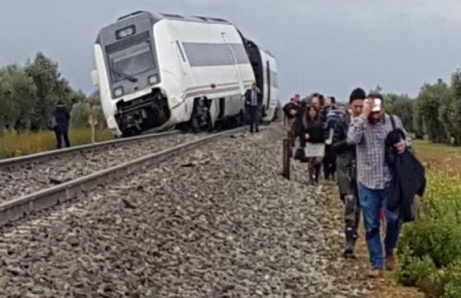  Voz iskliznuo iz šina u Španiji, više povrijeđenih(VIDEO)