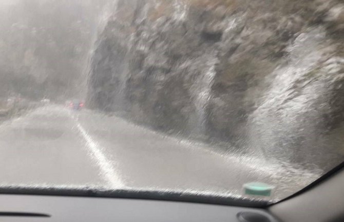 Vozači oprez: Obilna kiša, mokri kolovozi, smanjena vidljivost (FOTO)