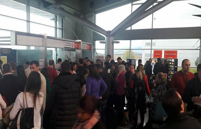 Kašnjena na crnogorskim, zbog stanja na drugim aerodromima