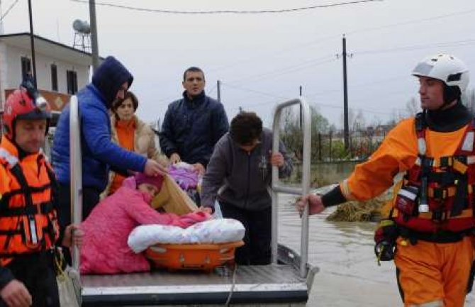 Poplave na jugu Albanije, jedna osoba stradala(FOTO)