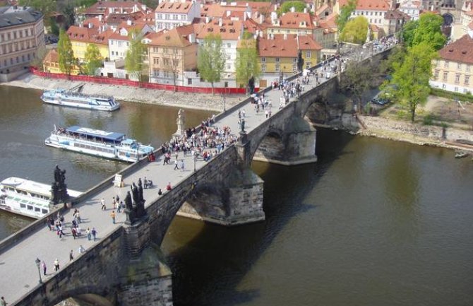Prag: Srušio se 260 metara dug pješački most, četvoro povrijeđenih(VIDEO)