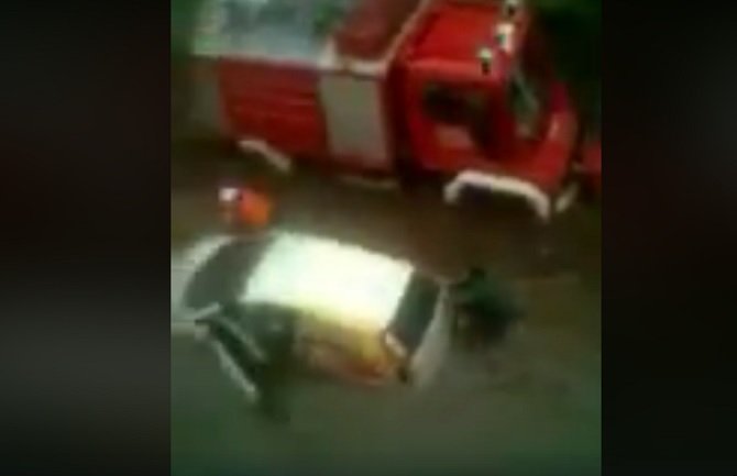 Cetinje: Vatrogasci spasili djevojku iz auta zarobljenog u vodi(VIDEO)