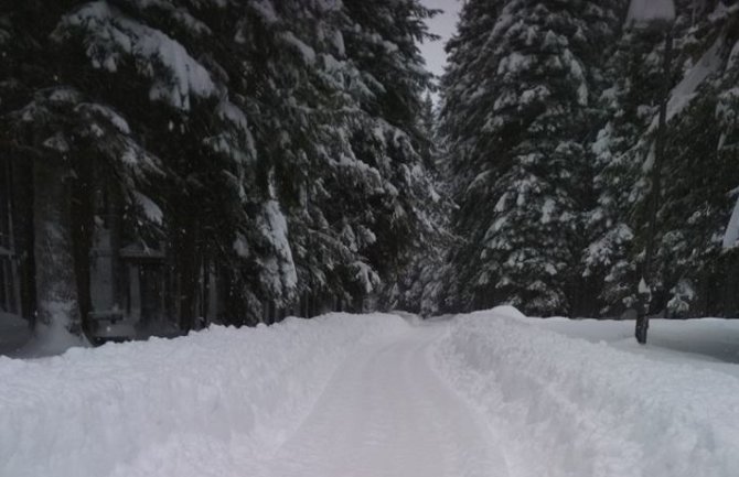 Hladno uz slab snijeg na sjeveru, vozači oprez zbog poledice 