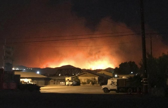 Požari u Kaliforniji, jedna osoba stradala, više od 600 kuća evakuisano