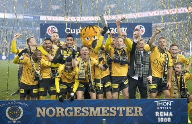Pretjerali u svojoj radosti: Fudbaler se skinuo na bini, trofej stavio đe mu mjesto nije (FOTO)