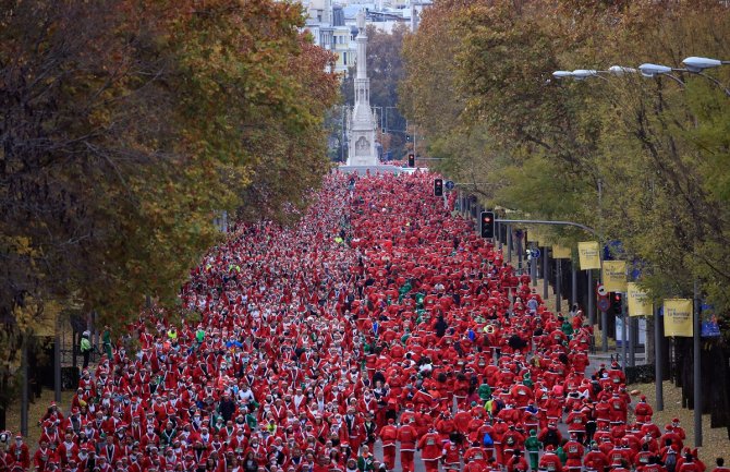 Deset hiljada Djeda Mrazova trčalo Madridom za borbu protiv karcinoma(FOTO)