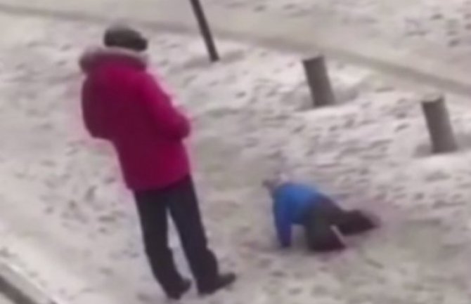 Dijete se okliznulo na ledu, a otac umjesto da pomogne šutno ga u stomak(VIDEO)