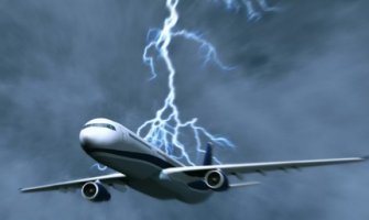 Munja udarila avion na letu iz Amsterdama za Beograd