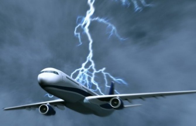 Munja udarila avion na letu iz Amsterdama za Beograd