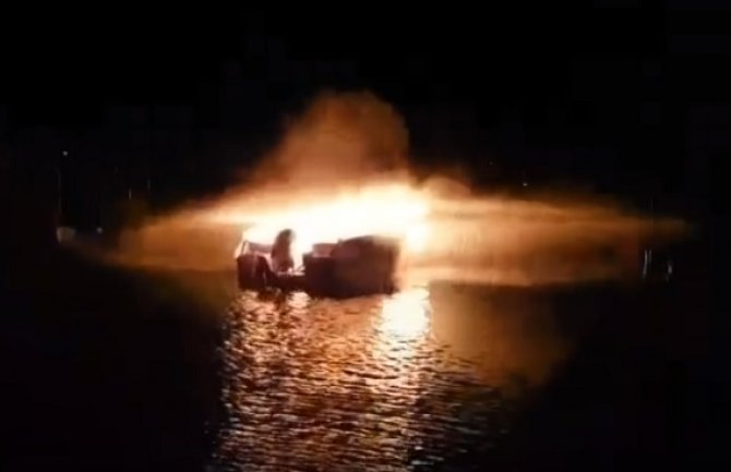 Bar: Haos na marini, 4 barke izgorjele potpuno dvije djelimično(VIDEO)
