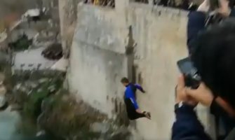 Hrabrost: Usred decembra skočio u hladnu Neretvu sa Starog mosta (VIDEO)
