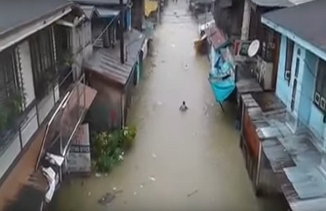U poplavama na Filipinima poginuo dvogodišnji dječak (VIDEO)